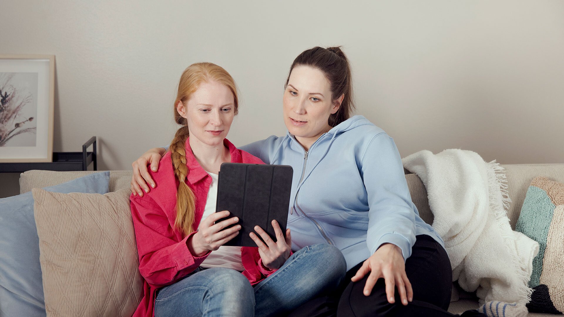 Orion_Orionees_21122022-1115-people on a couch.jpg